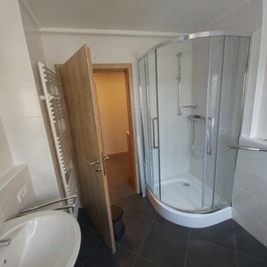 Douche, bidet, serviettes fournies, savon