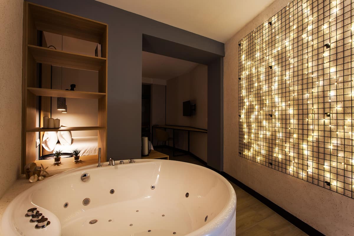Superior Double Room, Hot Tub | Bathroom | Towels