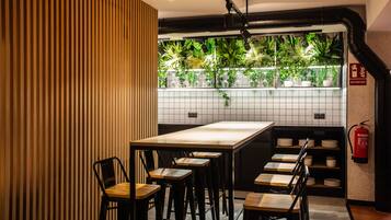 Desayuno continental diario (EUR 10 por persona)