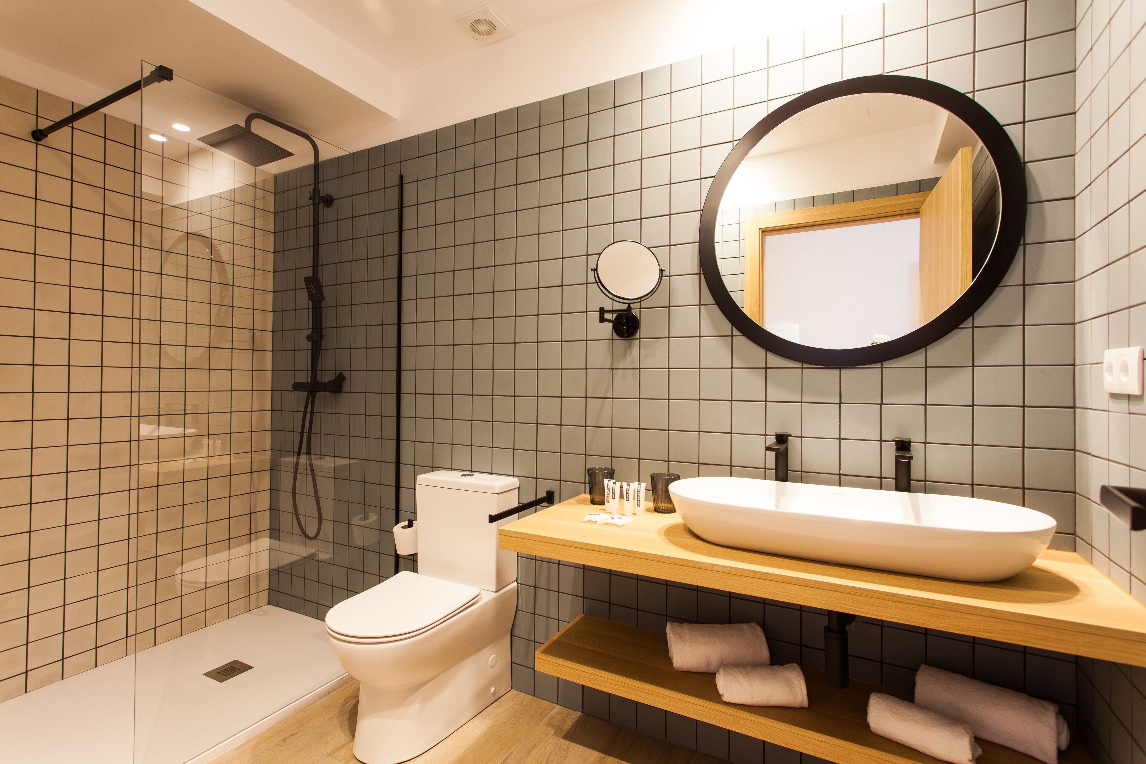 superior double room (bañera exenta) | bathroom | towels