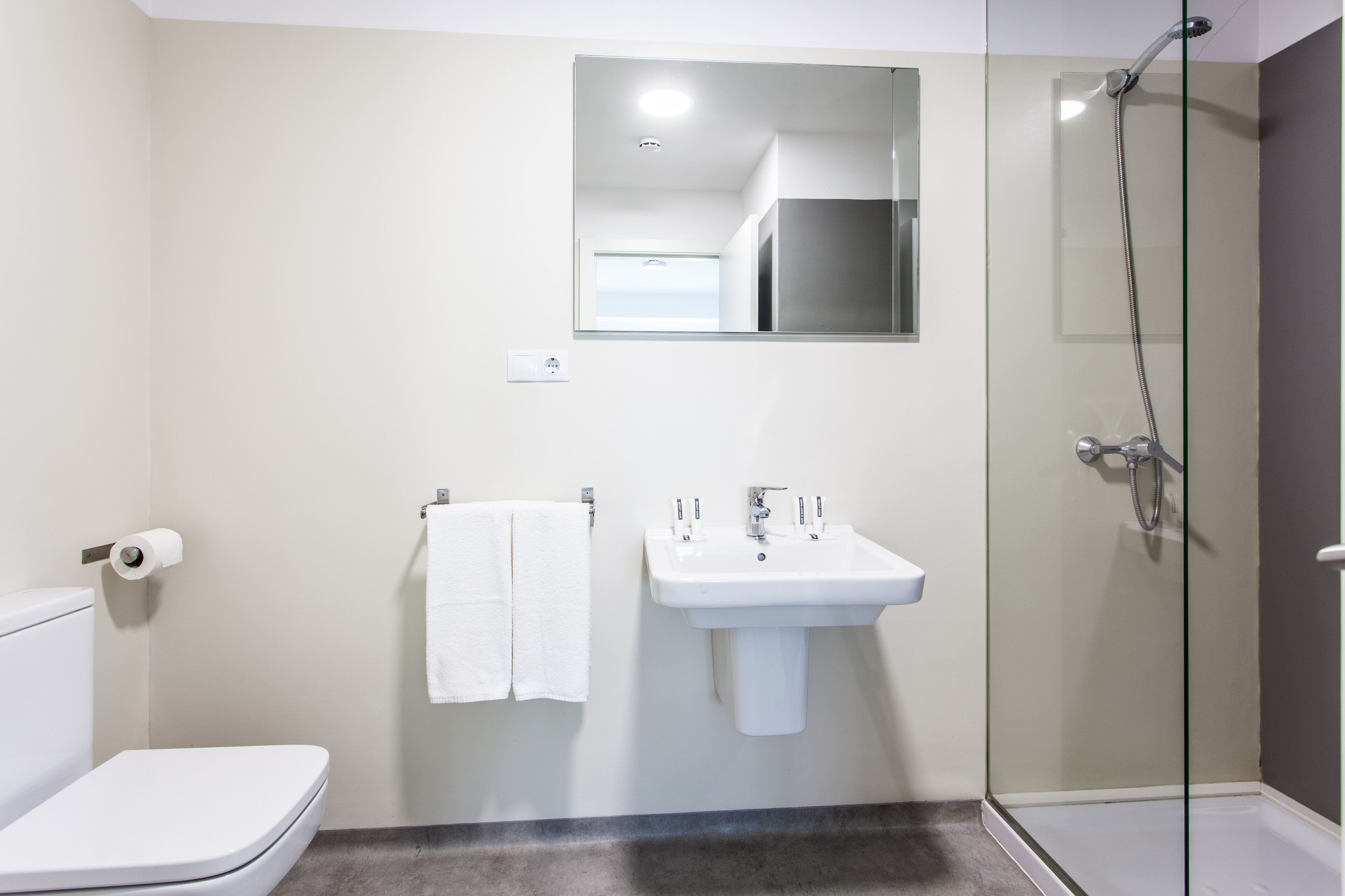Ein Badezimmer mit Toilette, Waschbecken und einer Duschkabine.