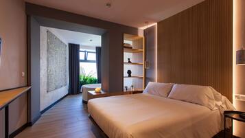 Superior-Doppelzimmer, Whirlpool | Schreibtisch, schallisolierte Zimmer, kostenloses WLAN, Bettwäsche