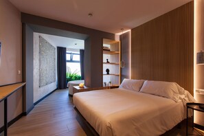 Superior Double Room, Hot Tub | Desk, soundproofing, free WiFi, bed sheets