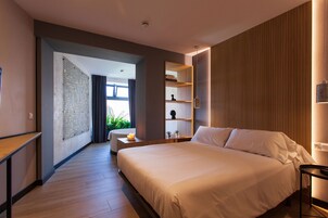 Habitación doble superior, bañera de hidromasaje | Escritorio, sistema de insonorización, wifi gratis y ropa de cama