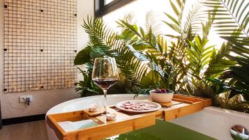 Escritorio, sistema de insonorización, wifi gratis y ropa de cama