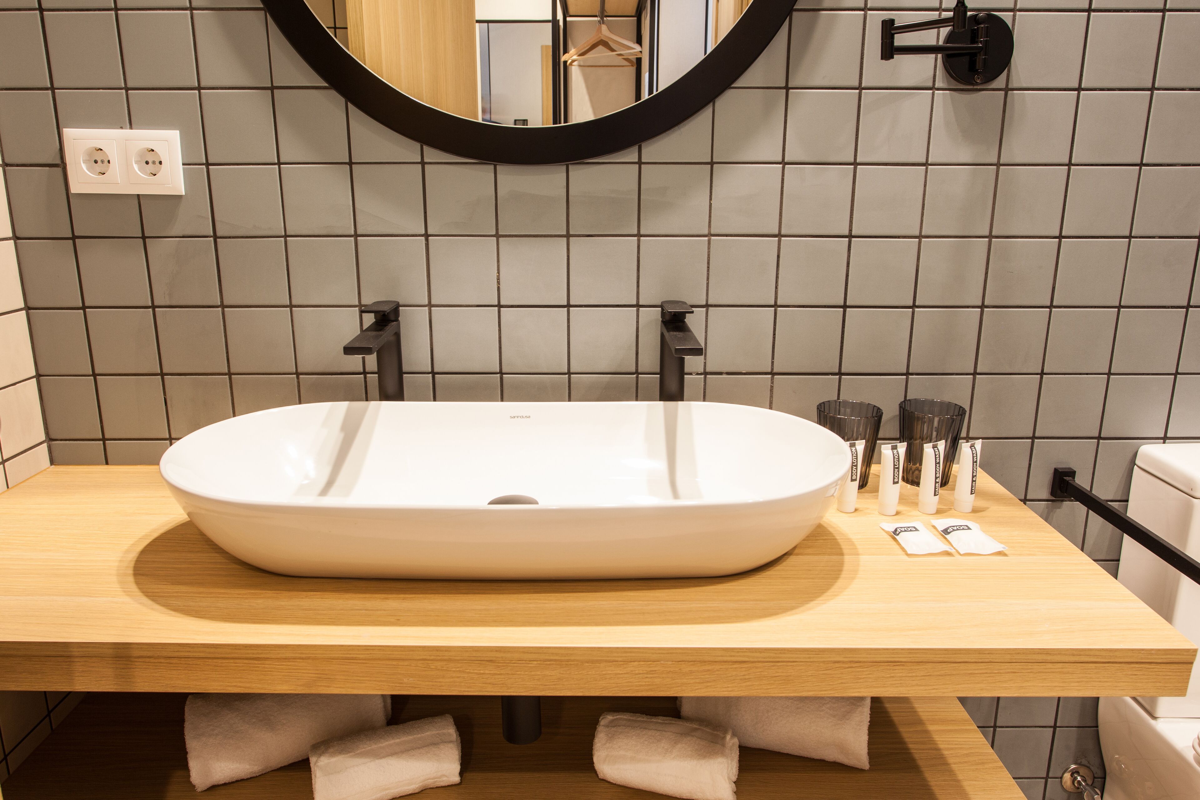 superior double room, hot tub | bathroom | towels