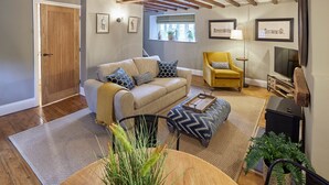 House | Living area | 32-inch flat-screen TV with digital channels, TV - The Green Door (Richmond)