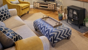 House | Living area | 32-inch flat-screen TV with digital channels, TV - The Green Door (Richmond)