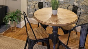 House | In-room dining - The Green Door (Richmond)