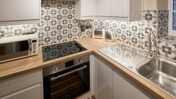 House | Private kitchen | Fridge, microwave, oven, stovetop