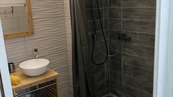 Dusche, Haartrockner, Handtücher, Seife