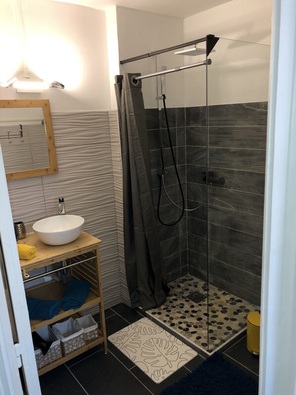 Douche, sĂšche-cheveux, serviettes fournies, savon