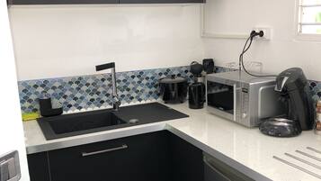 Kühlschrank, Mikrowelle, Herdplatte, Wasserkocher mit Kaffee-/Teezubehör