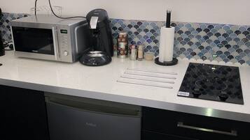 Frigorifero, microonde, piano cottura, macchina per tè/caffè