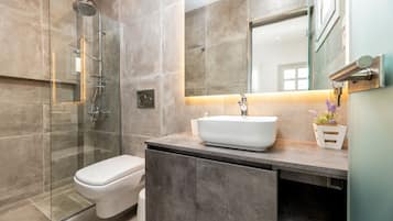 Douche, sĂšche-cheveux, serviettes fournies, savon
