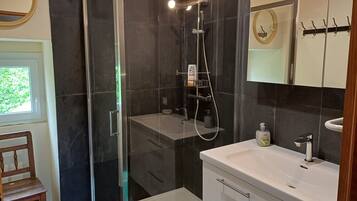Dusche, Haartrockner, Handtücher, Seife