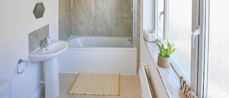 House | Bathroom | Combined shower/tub, towels
