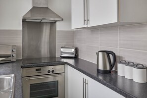 House | Private kitchen | Microwave, oven, stovetop, electric kettle - 1 Oswy Street (Whitby)