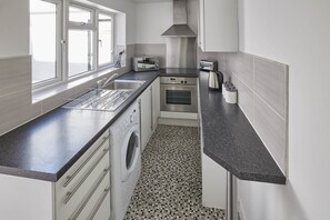 House | Private kitchen | Microwave, oven, stovetop, electric kettle - 1 Oswy Street (Whitby)