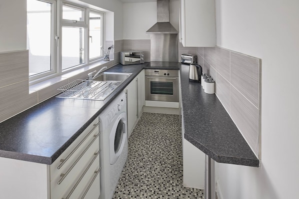 House | Private kitchen | Microwave, oven, stovetop, electric kettle - 1 Oswy Street (Whitby)