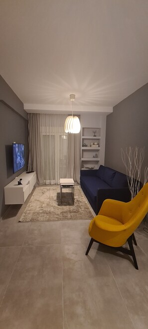 Deluxe-Apartment, 2 Schlafzimmer | Wohnbereich | 55-Zoll-Smart-TV mit Digitalempfang, Fernseher, Pay-TV