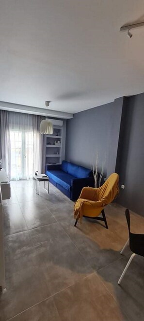 Deluxe-Apartment, 2 Schlafzimmer | Wohnbereich | 55-Zoll-Smart-TV mit Digitalempfang, Fernseher, Pay-TV