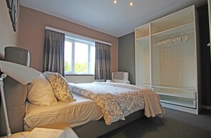 2 bedrooms, iron/ironing board, free WiFi