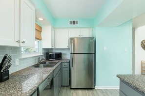 ثلاجة، ميكروويف، فرن، موقد طهي مسطح