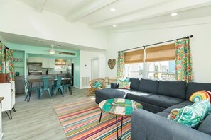 تلفزيون بشاشة مسطحة، كُتُب، مكتب