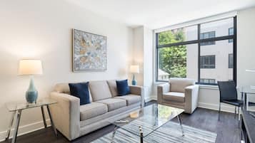 Appartement Luxe, 1 grand lit et 1 canapé-lit | Coin séjour | Télévision à écran plat de 50 pouces avec chaßnes par cùble, télévision