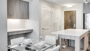 Luxury Apartment, 2 Bedrooms | Dining room