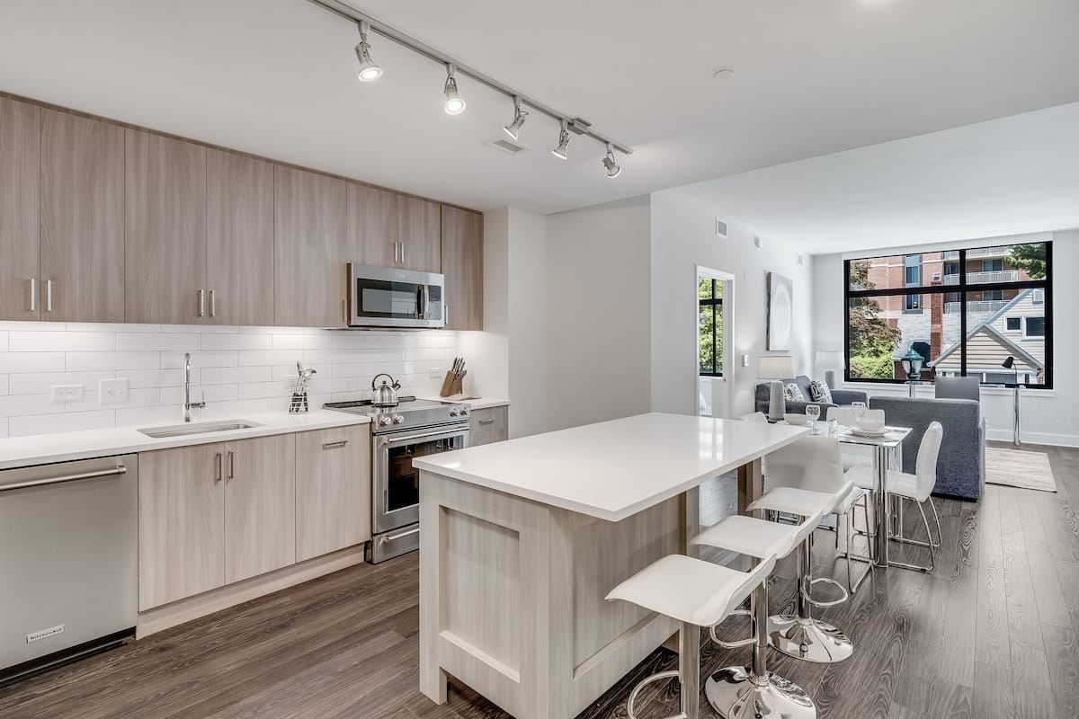 Departamento de lujo, 2 habitaciones | Cocina privada | Refrigerador con congelador, microondas, horno y parrilla de estufa