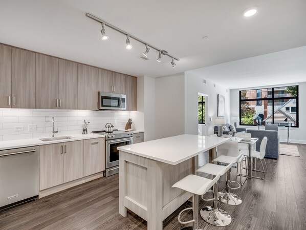 ラグジュアリー アパートメント 2 ベッドルーム | 専用キッチン | 大型冷蔵庫、電子レンジ、オーブン、コンロ