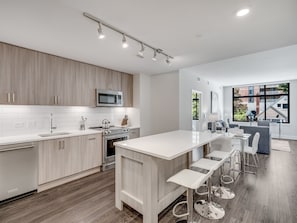 Departamento de lujo, 2 habitaciones | Cocina privada | Refrigerador con congelador, microondas, horno y parrilla de estufa