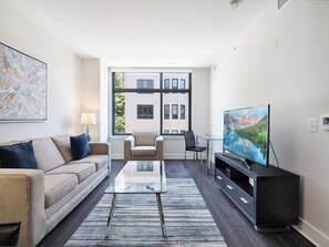 ラグジュアリー アパートメント クイーンベッド 1 台ソファーベッド付き | リビング エリア | 50 インチの薄型テレビ (ケーブル放送視聴可)、テレビ