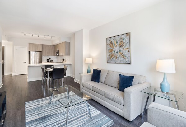 Luxury-Apartment, 1 Queen-Bett und Schlafsofa | Wohnbereich | 50-Zoll-Flachbildfernseher mit Kabelempfang, Fernseher