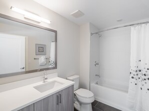 Luxury-Apartment, 2 Schlafzimmer | Badezimmer | Designer-Toilettenartikel, Haartrockner, Handtücher, Seife