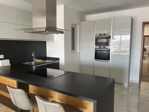 Kühlschrank, Mikrowelle, Ofen, Geschirrspüler