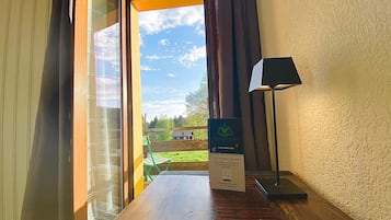 Chambre Familiale | Bureau, espace de travail pour ordinateur portable, rideaux occultants