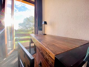 Escrivaninha, espaço de trabalho para notebook, cortinas blackout