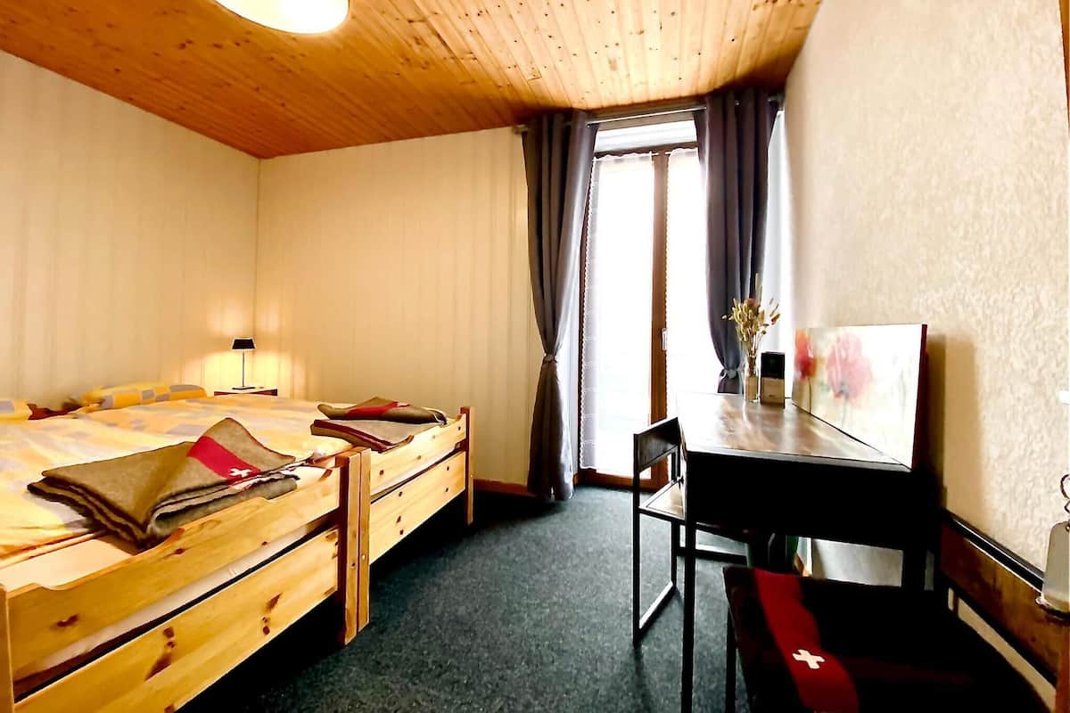 Standard-Doppelzimmer | Schreibtisch, laptopgeeigneter Arbeitsplatz, Verdunkelungsvorhänge