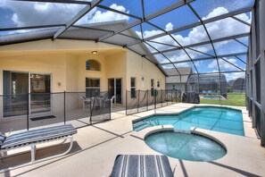Outdoor pool, a heated pool - The Sunshine Villa – 3 Miles from Disney, All the Comforts of Home (Kissimmee)