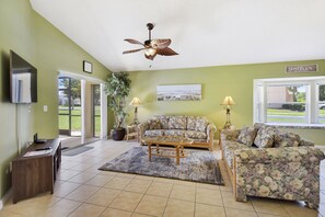 TV, table football - The Sunshine Villa – 3 Miles from Disney, All the Comforts of Home (Kissimmee)