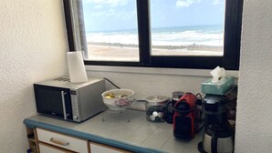 Een koffiezetapparaat/waterkoker, een koelkast, een microgolfoven