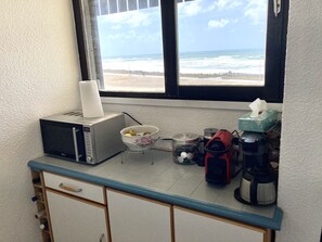 Refrigerador, microondas, parrilla de estufa y cafetera y tetera