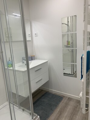 Shower - Appartement Bora by Agence Bru - 351006 (Lacanau)