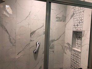 Combined shower/tub, hair dryer, towels