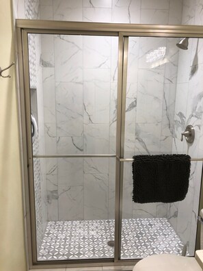 Combined shower/tub, hair dryer - #20 Gulf View, Walk to the beach! (Port Aransas)