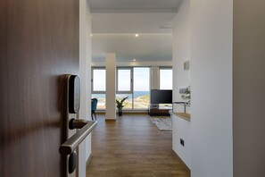 In-room safe, iron/ironing board, free cribs/infant beds, free WiFi - TH Apartments by Como en Casa (A Coruña)