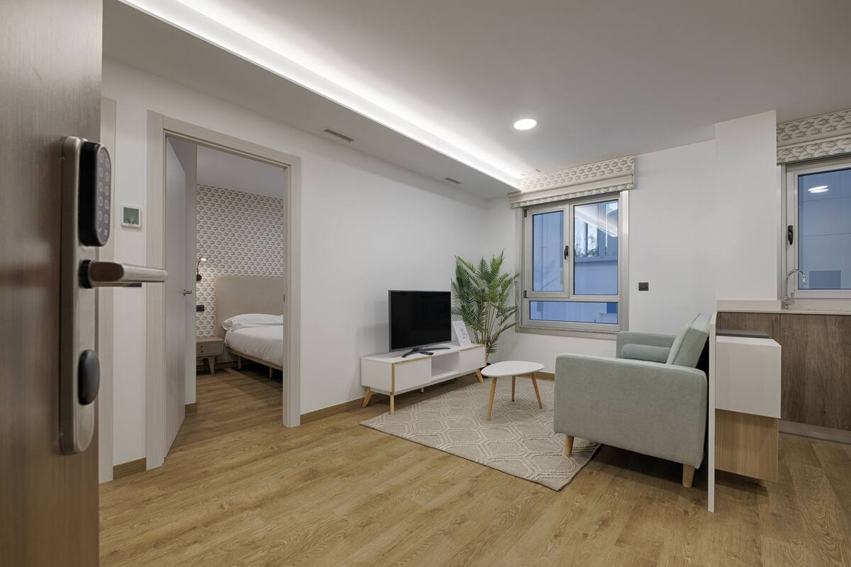 Odada kasa, ütü/ütü masası, ücretsiz beşik/çocuk yatağı